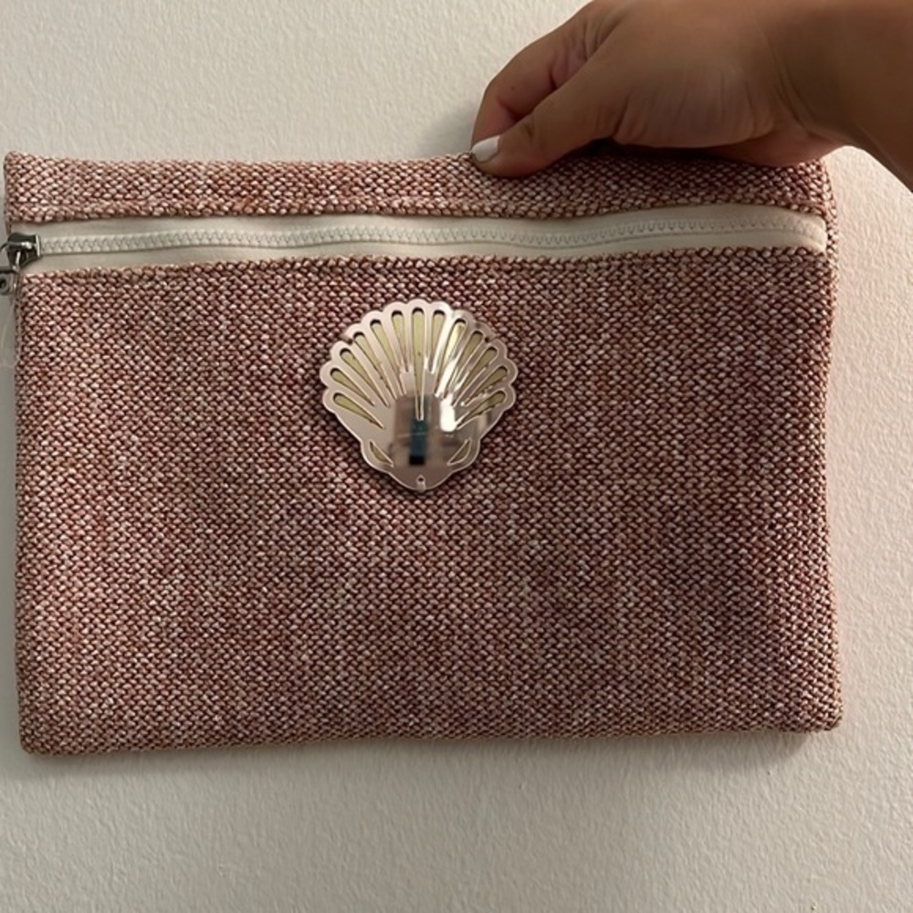 POUCH | RED RAFFIA SHELL